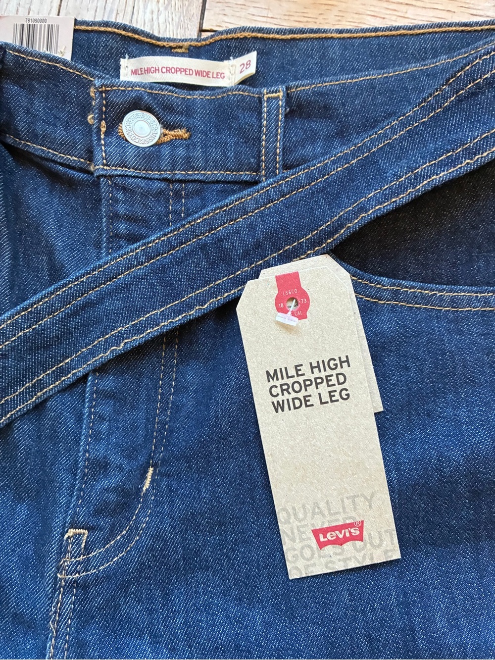 NWT Levi’s Dark Blue Mile High Cropped Wide Leg Jeans